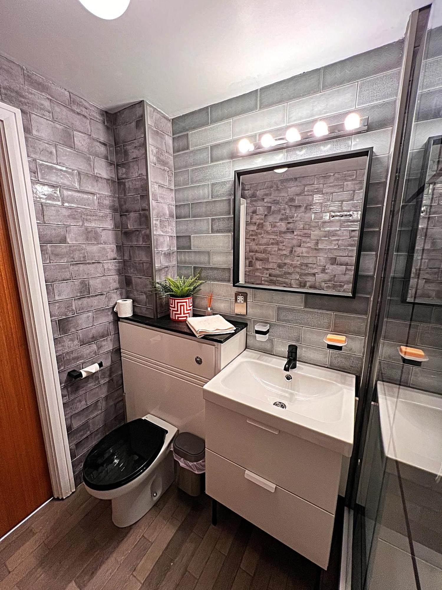Latitude Chinatown Apartment *